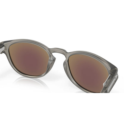 Occhiali da sole Oakley Latch OO9265 926532 Grey Ink Opaco Prizm Sapphire Polarized rotondi