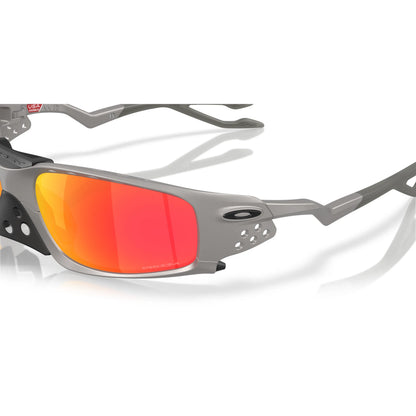 Occhiali da sole Oakley Plantaris Square OO9529 952905 Titanium Prizm Ruby