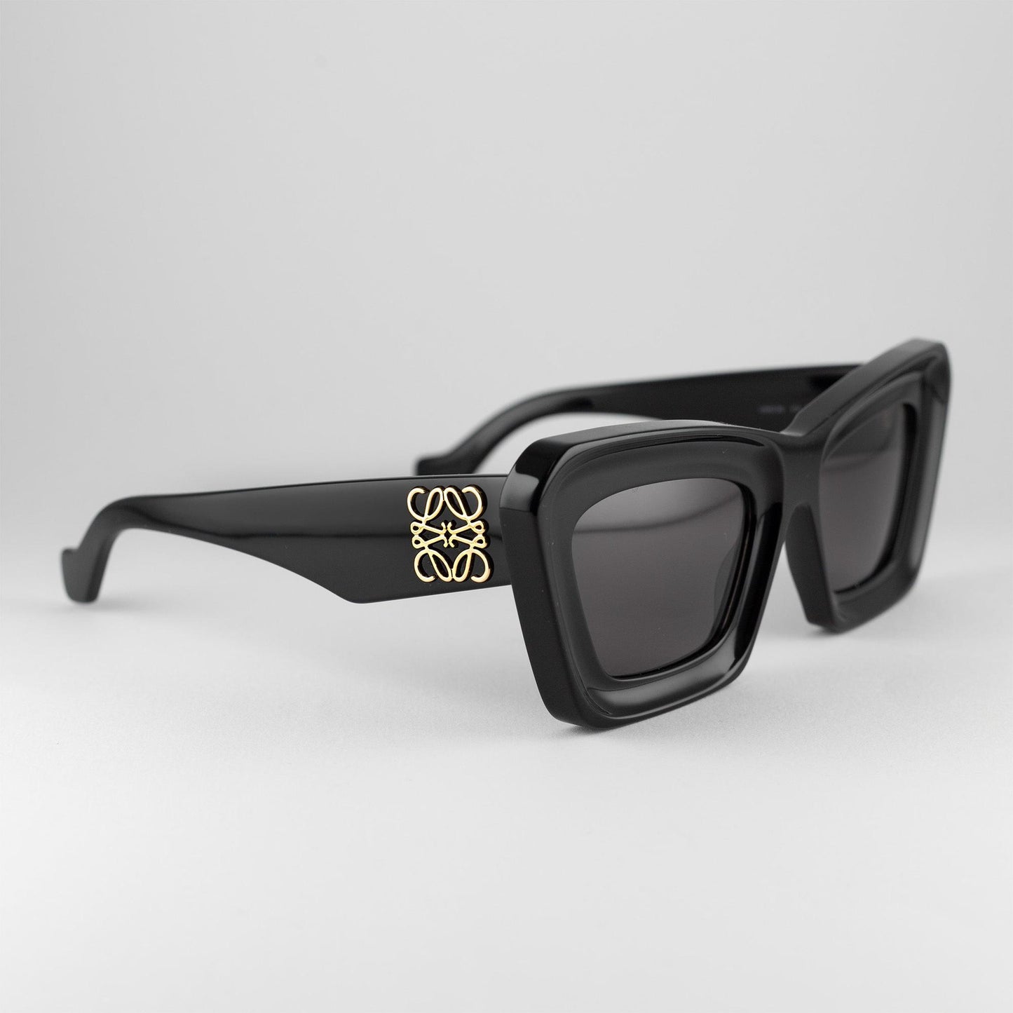 Occhiale da sole Loewe LW40145I 01A Black - lato - Shop Ottica Mineo