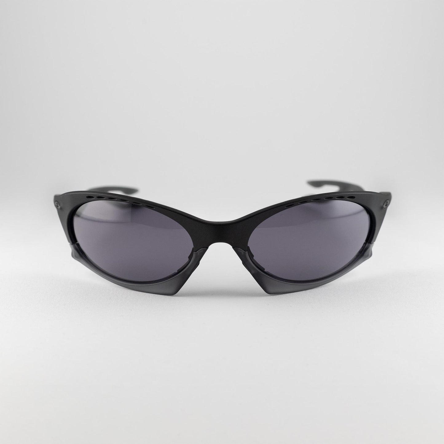 Occhiale da sole Oakley Plantaris OO9437 0163 Black - dettaglio - Shop Ottica Mineo