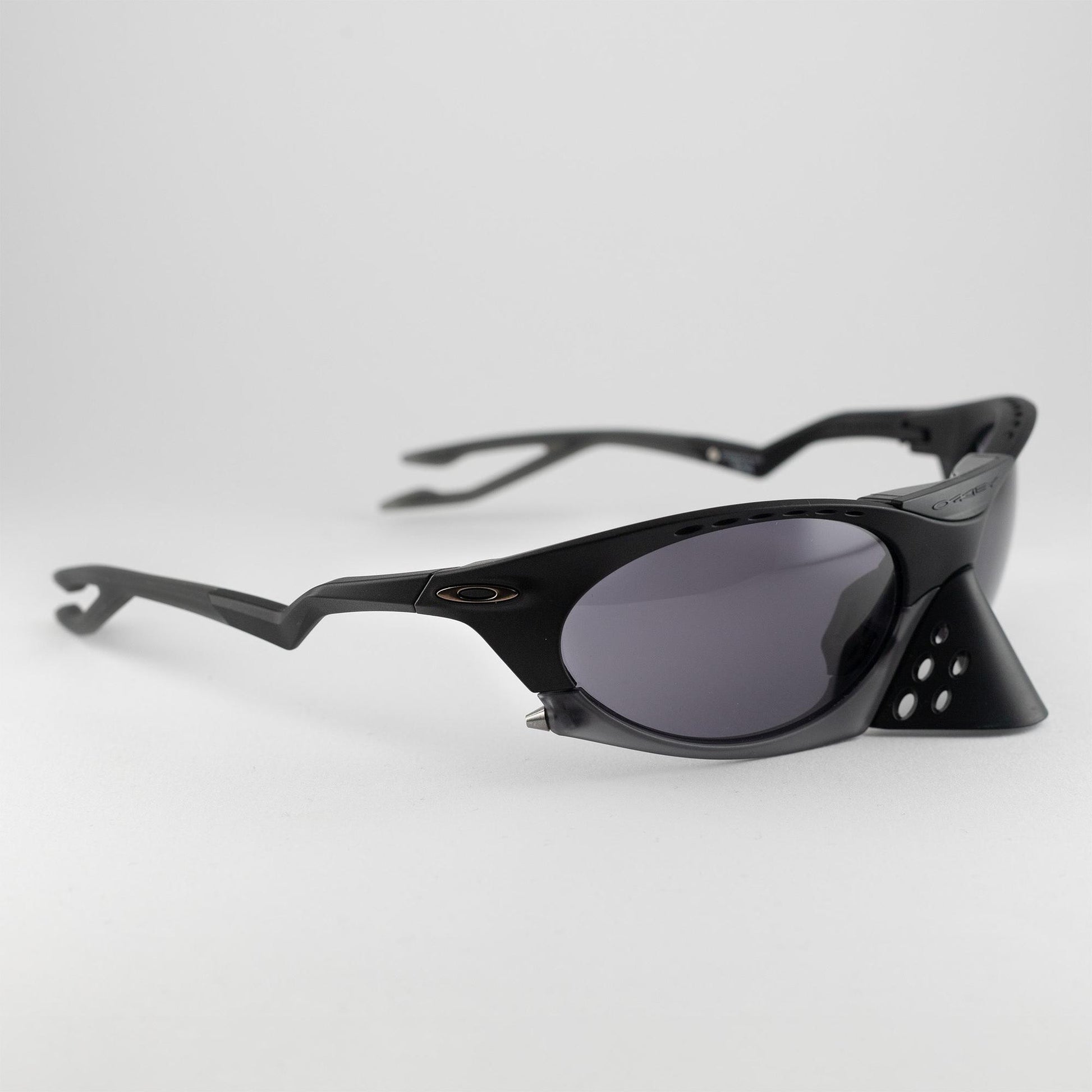 Occhiale da sole Oakley Plantaris OO9437 0163 Black - lato - Shop Ottica Mineo