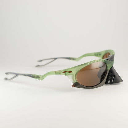 Occhiale da sole Oakley Plantaris OO9437 0363 Olive - lato - Shop Ottica Mineo