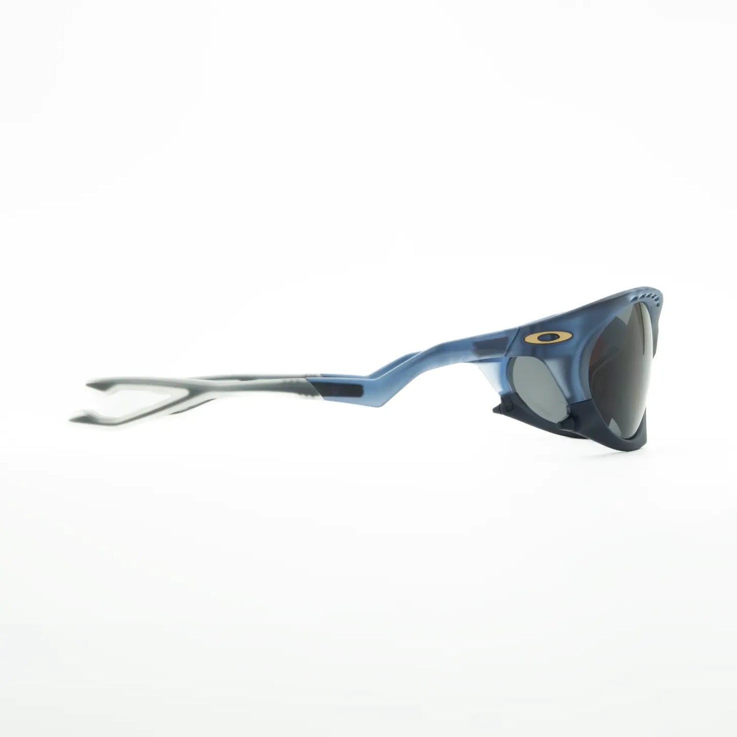 Occhiale da sole Oakley Plantaris OO9437 943709 Blu trasparente opaco - dettaglio - Shop Ottica Mineo
