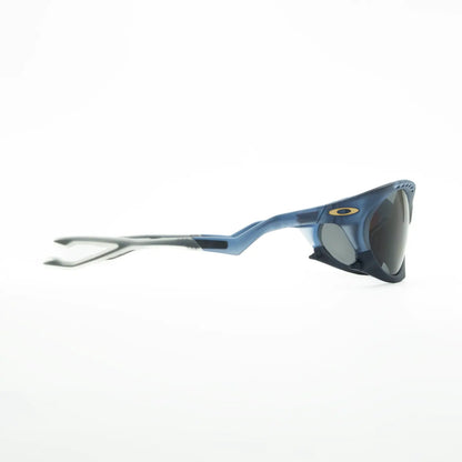 Occhiale da sole Oakley Plantaris OO9437 943709 Blu trasparente opaco - dettaglio - Shop Ottica Mineo