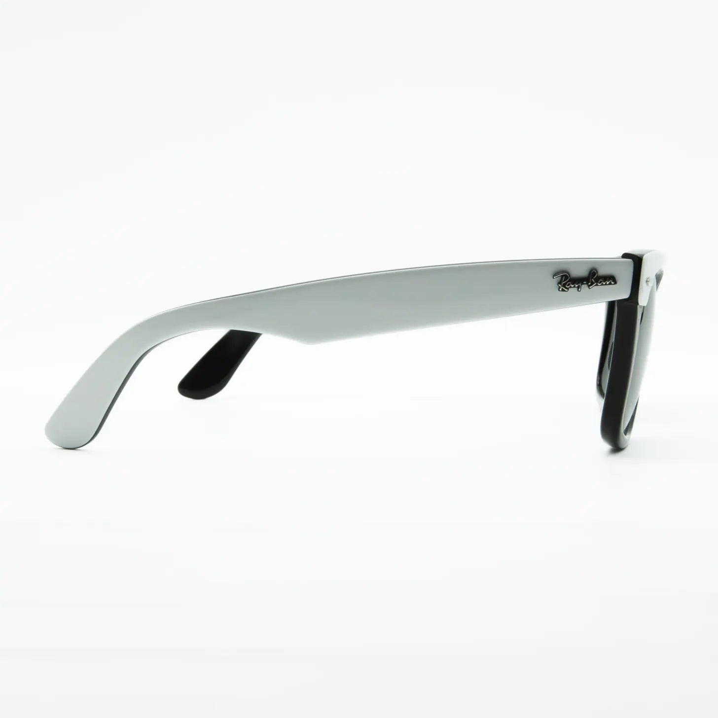 Occhiale da sole Ray-Ban Wayfarer Street Neat RB2240 1444/31 Bianco/Nero - dettaglio - Shop Ottica Mineo
